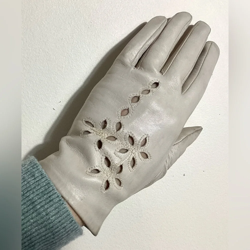 Womens Vtg Set Of Gloves Small Eyelet Cutout Leather & French Knot Fabric